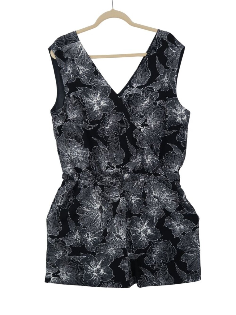 NWT Loft L Black White Floral Print Romper Sleeveless Lightweight V-Neck